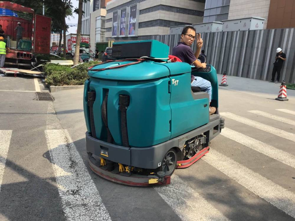 駕駛式洗地機的性能特點是什么？