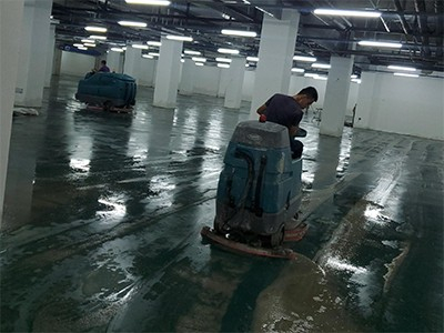青島某小區(qū)地下車庫進(jìn)水，租賃坦能駕駛式洗地機(jī)T17、T7救場