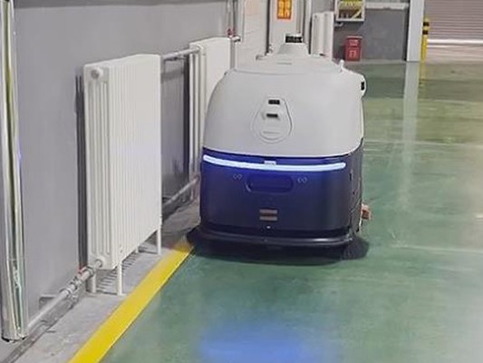 工廠老板偷著樂！一臺坦力工廠地面掃地機器人省下 7 個人工費