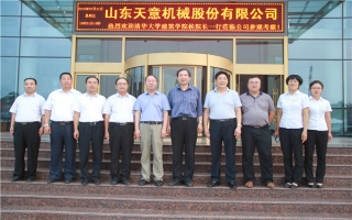 清華大學(xué)建筑設(shè)計研究院副院長、研究員侯建群蒞臨